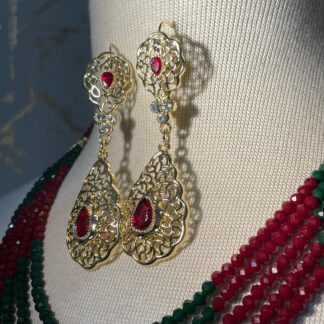 Ensemble de bijoux marocains de luxe en perles rouges rubis et vert émeraude faits main | Boucles d'oreilles en filigrane et collier en verre multirangs | Ensemble de mariage élégant